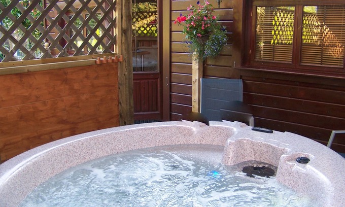 New Forest District Cabin | Relaxing Hot Tub Log Cabin Retreat in New Forest National Park