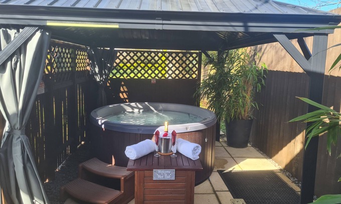 New Forest District Cabin | Cozy Log Cabin with Private Hot Tub for Adults Only