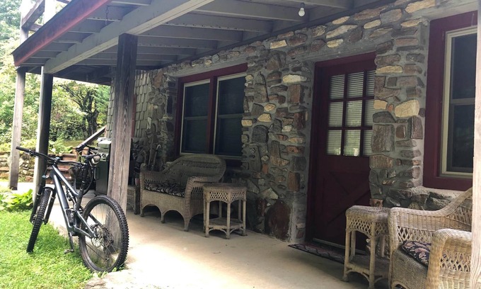 Cedar Mountain Apartment | Experience the Log Cabin Suite with Pet-Friendly Amenities