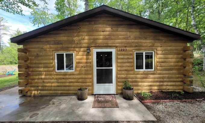Bitely Cabin | Lakefront Lincoln Log Lodge: Kayaks, Arcade & Pet Friendly