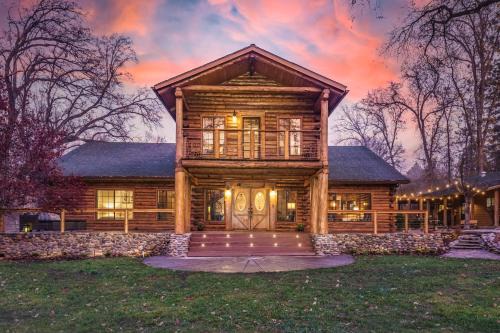 Ahwahnee House | Cozy Log Cabin for 20 with Hot Tub and Firepit Retreat