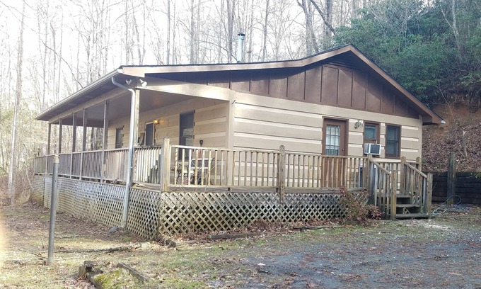 Whittier Cabin | Cozy Log Cabin with Hot Tub Near Cherokee and Bryson City