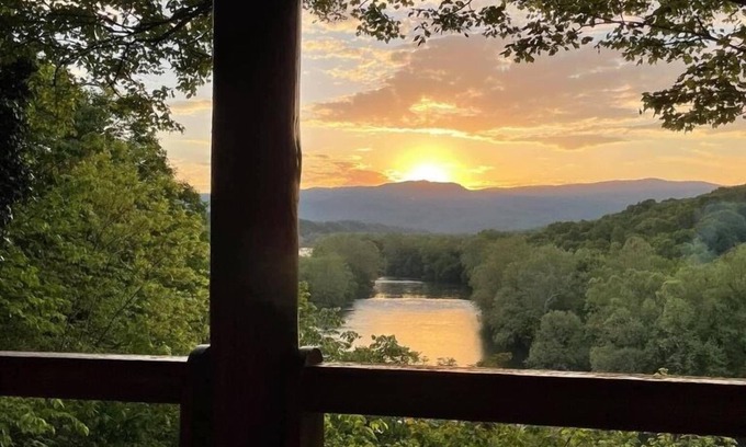 Front Royal Cabin | Scenic Log Cabin Overlooking Shenandoah River's Beauty