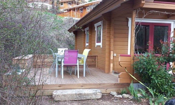Mauroux Ski Chalet | Cozy Log Cabin: Pet Friendly with Pool & Kitchen Amenities