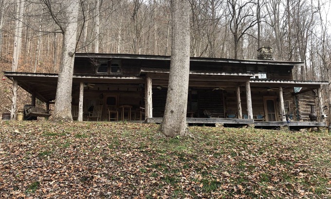 Irvine House | Modern Log Cabin: Pet Friendly with Breakfast & Kitchen