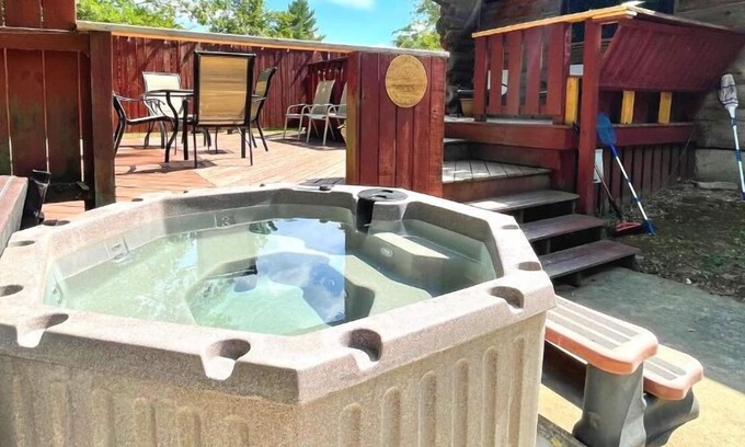 Cape Girardeau House | Cozy Log Cabin with Hot Tub & Pool Table Near Downtown