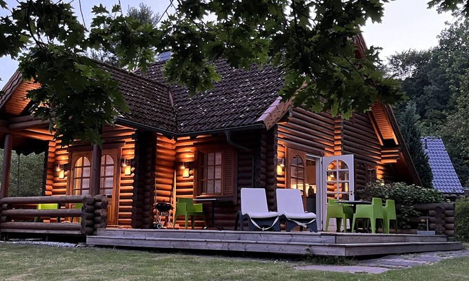 Wiefelstede House | Tranquil Log Cabin Retreat with WLAN by the Lake