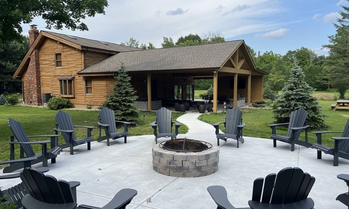 Hinckley Cabin | Cozy Log Cabin Retreat with Hot Tub & Pool Access