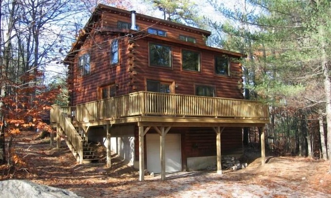 Conway House | Cozy Log Cabin by Tranquil Pond - Pets Welcome Year-Round