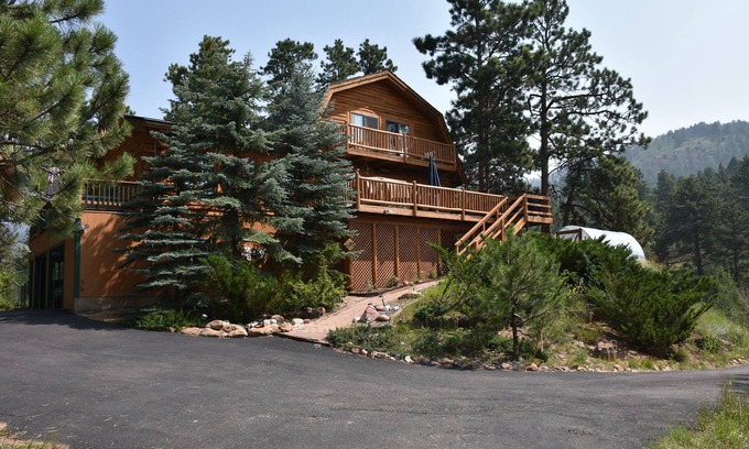 Woodland Park Cabin | Scenic Log Cabin with Pikes Peak Views and Spa Amenities