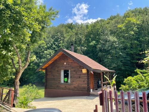 Republika Srpska Ski Chalet | Cozy Blockhütte: Pet-Friendly Retreat with Kitchen Amenities