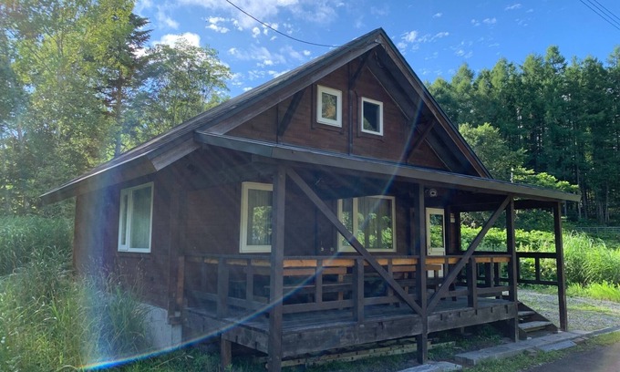 Niseko House | Cozy Log Cottage Retreat in Forest with BBQ and Projector