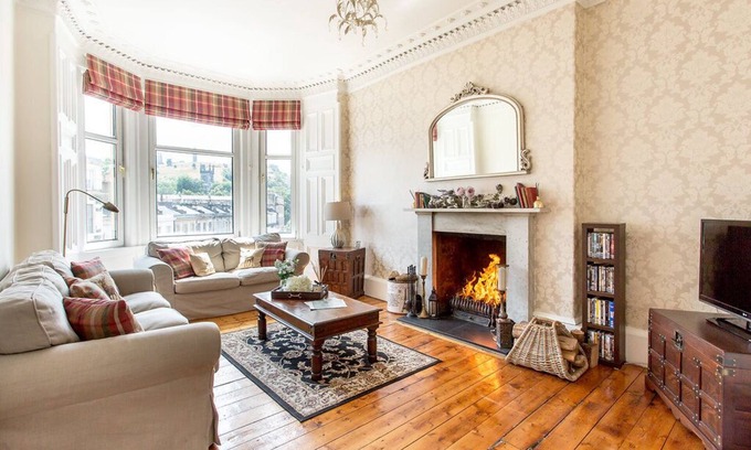 Leith Apartment | Cozy Log Fire City Center Apartment with Spa & Breakfast