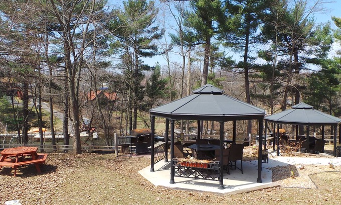 Lake Delton House | Scenic Log Gables - Lake Front with Family-Friendly Amenities