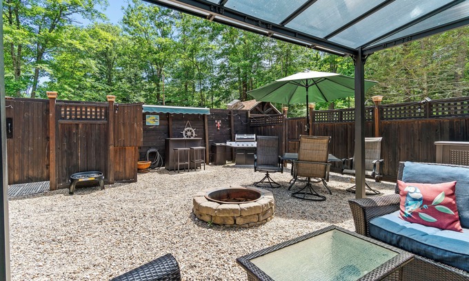South Berwick House | Top-Rated Log Guest Home with Fenced Patio & Ocean Views