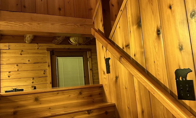 Roxbury House | Cozy Log Home Retreat in Catskill NY – Pet Friendly Stay