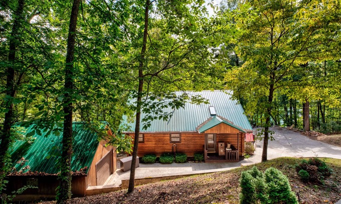 Big Creek Cabin | Inviting Log Home in Tranquil Cove - Ideal for Families