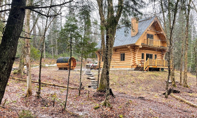 La Minerve Ski Chalet | Intimate Log Home with Lake Access and Family-Friendly Perks