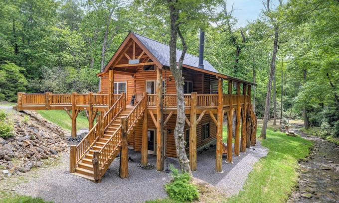 Black Mountain Cabin | HIDEAWAY LOG HOME: Pet-Friendly Retreat Near Trails & Creek