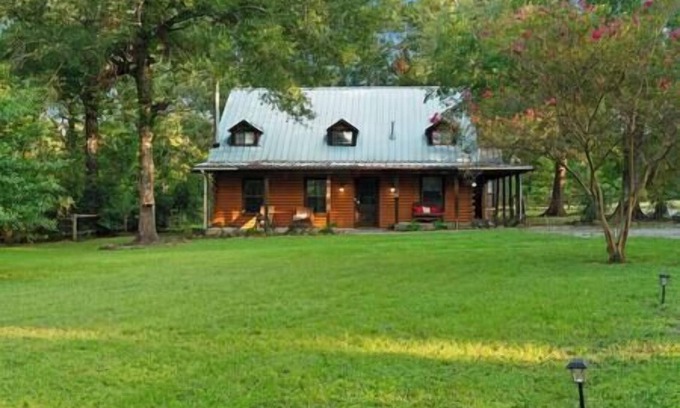 Montgomery House | Log home on 4.4 acres| Hot tub | 20kw Generator, Log home on 4.4 acres| Hot tub | 20kw Generator