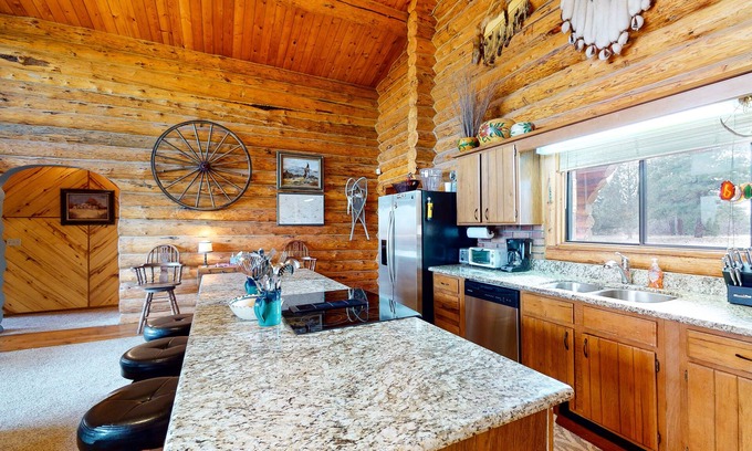 Pagosa Springs House | Cozy Log Home with Firepit & Scenic Mountain View