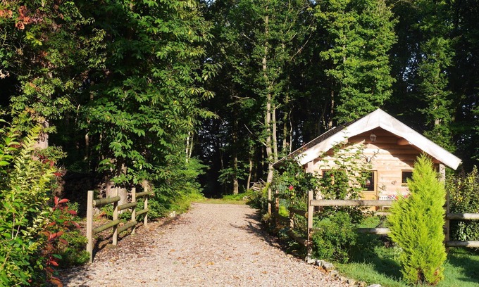 La Haye-du-Theil Cottage | Cozy Log House with Kitchen and Breakfast - 10/10 Rating