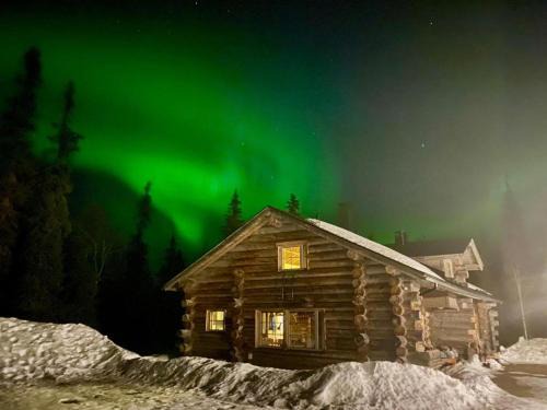 Lampivaara House | Relax at Log House Gregory A with Private Beach Access