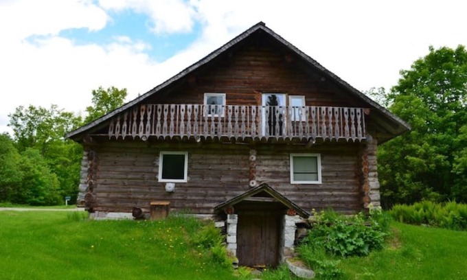 Plainfield House | Cozy Log House with Spruce Mountain Views and Child-Friendly Amenities