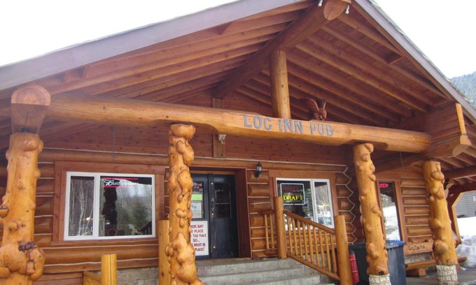 Avola Cabin | Inviting Log Inn & Pub with Breakfast and Kitchen Amenities