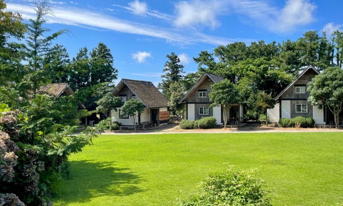 Aewol House | Welcoming Log Park Dochidol Ranch: Family-Friendly Retreat