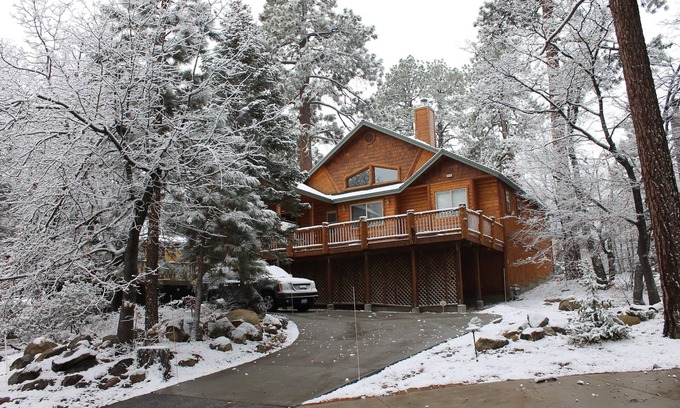 Big Bear Lake Cabin | Cozy Log Cabin in Moonridge: Steps to Slopes & Hot Tub