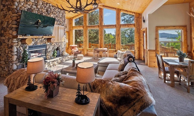 Castle Glen Estates Cabin | Golden Eagle Lodge: Lake Views, Hot Tub & Exceptional Stay!
