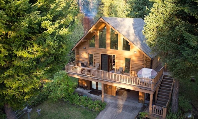 Polson House | Relaxing Log Cabin for 10 with Dock & Lake Views