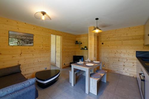 Manigod Apartment | Logement 3 étoiles avec vue imprenable sur les montagnes, ski bus