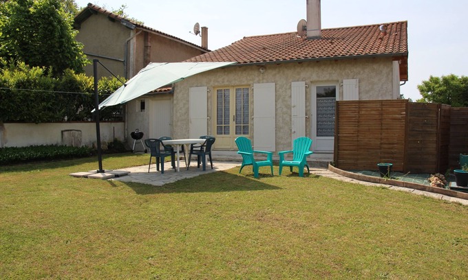 Meschers-sur-Gironde House | Beachside Getaway: 4p Logement with Garden and Ocean View