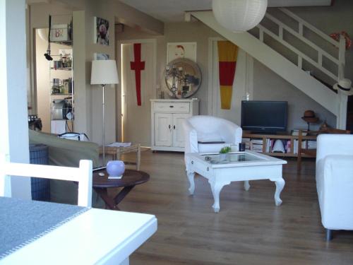 Arzon House | Oceanfront Retreat with Garden at Port Navalo - Rated 9.1