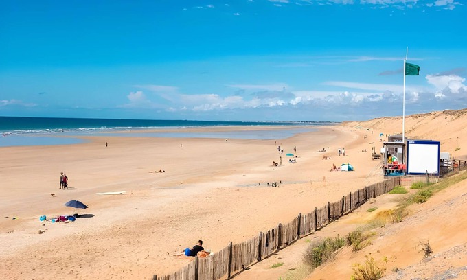 LʼIle-dʼOlonne Cottage | Relaxing Spa Retreat Near the Ocean with Family-Friendly Amenities