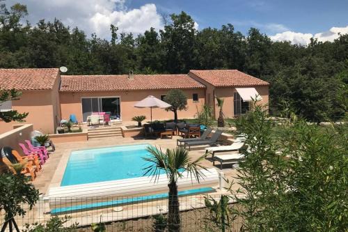 Besse-sur-Issole Apartment | Elegant Villa T2 with Terrace & Oceanfront Pool Access