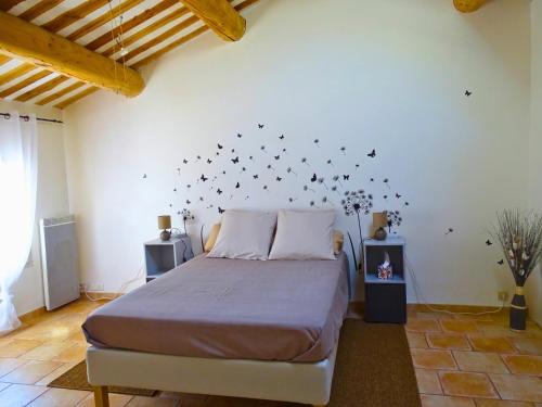 Cabannes Apartment | Charming Provençal Retreat with Oceanfront Views