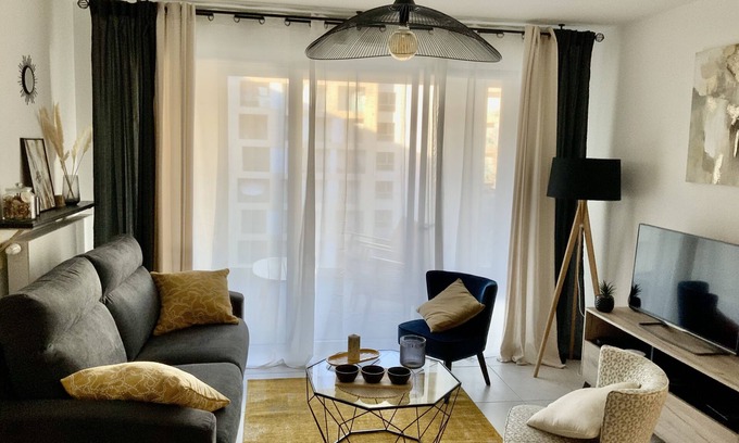 Couronne Urbaine Apartment | Cozy Accommodation with Parking and Top-Rated Service
