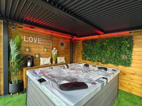 Poussan Apartment | Logement cosy avec piscine et jacuzzi privé