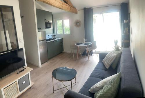 Mimizan Apartment | Logement entièrement rénové entre le bourg et les plages océanes, calme et confort climatisé, terrasse spacieuse, WIFI, parking gratuit, linge et ménage compris, proche des commerces ouverts toute l'année