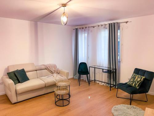 Rosny-sous-Bois Apartment | Tranquil Residence in Rosny sous Bois, Steps from the Station