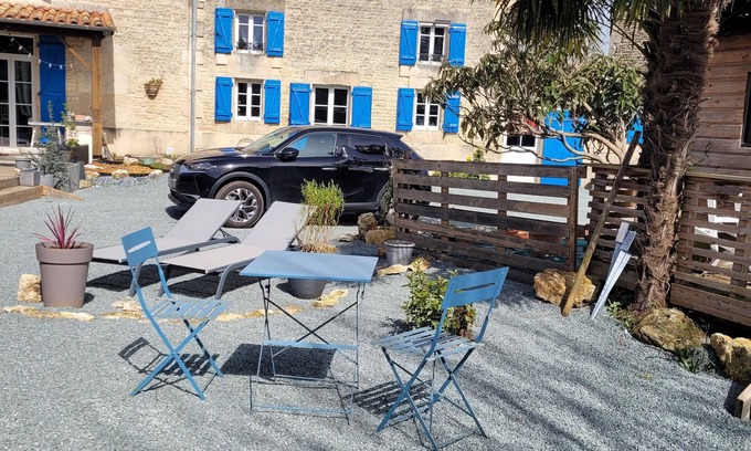 Villiers-en-Plaine House | Independent Retreat at the Gateway to Marais Poitevin
