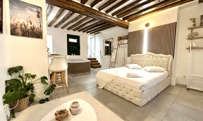 Aubervilliers Apartment | Modern Getaway with Relaxing Hot Tub Experience