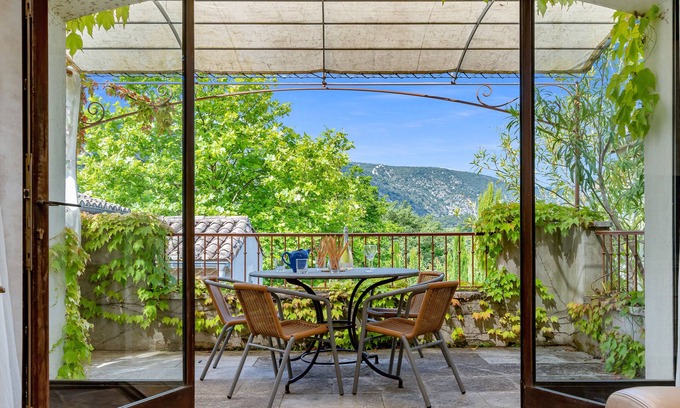 Oppede Condo | Loggia 8 Laurier | Résidence Les Petitons