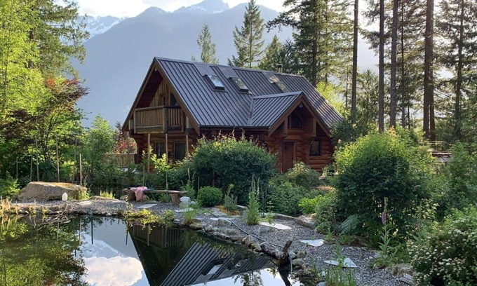Upper Squamish House | Experience Loghouse Lodge: Glacier Views & Private Swimming