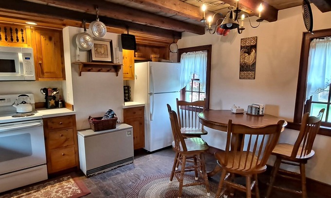 Porters Sideling Cabin | Guest Rated 9.8: Loghouse Retreat by the Lake with Kitchen