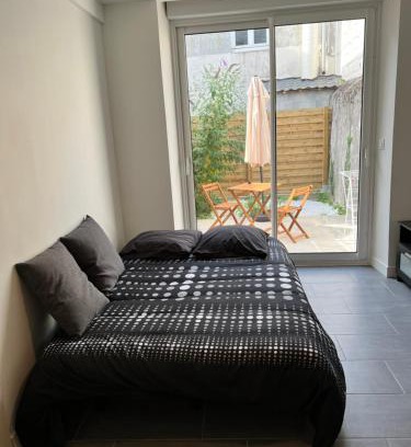 Ploermel Apartment | Inviting Logia 2: Pet-Friendly Retreat with Breakfast
