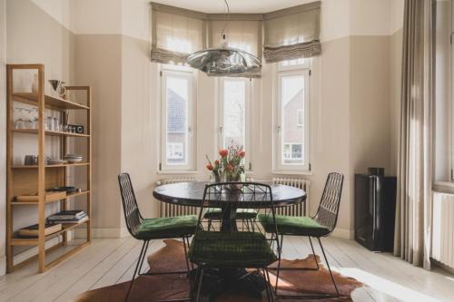 Esens Apartment | Pet-Friendly Retreat: Logierhaus M with Breakfast Included